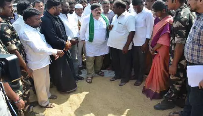 Minister Ponnam : రైతులు పండించిన ధాన్యం కొనుగోలు చేసే బాధ్యత ప్రభుత్వానిదే : మంత్రి పొన్నం