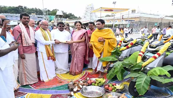 Tirumala:శ్రీవారికి హైదరాబాద్ భక్తుల భారీ విరాళం