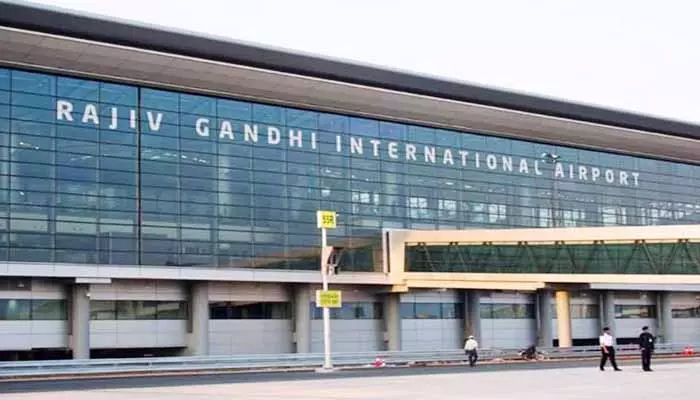 Shamshabad Airport: ఎయిర్‌పోర్టులో ప్రయాణికుడి హల్‌చల్.. తన వద్ద బాంబు ఉందంటూ..