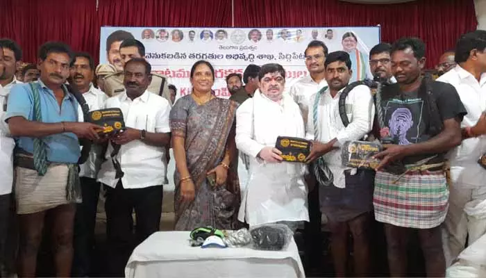 Minister Ponnam: గీత కార్మికులకు భారీ గుడ్ న్యూస్.. మంత్రి పొన్నం కీలక ప్రకటన!