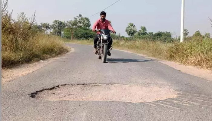 వాహనదారుల భద్రత పై ఆర్ అండ్ బీ అధికారుల నిర్లక్ష్యం..