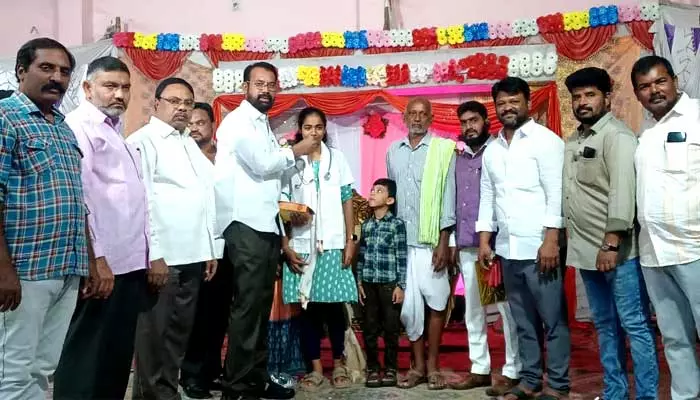 చదువుల తల్లికి పలువురు ఆర్థిక సాయం