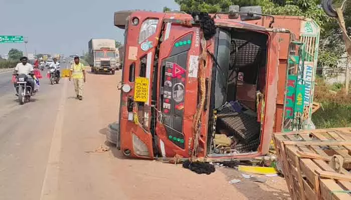 ఎలక్ట్రిక్ వైర్ లోడుతో వెళ్తున్న లారీ బోల్తా