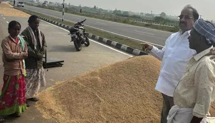 కొనుగోలు కేంద్రాలను సందర్శించిన మంత్రి తుమ్మల...