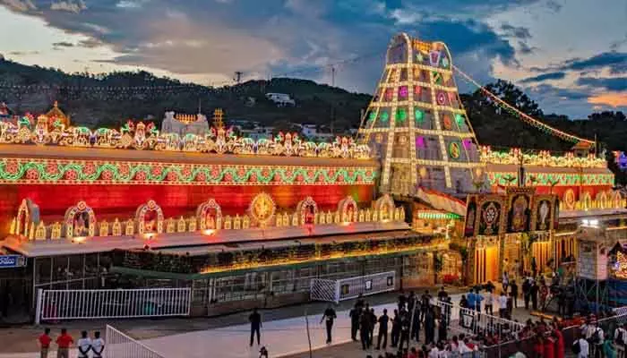 Tirumala Updates: తిరుమలలో తగ్గిన భక్తుల రద్దీ.. శ్రీవారి దర్శనానికి 8 గంటల సమయం