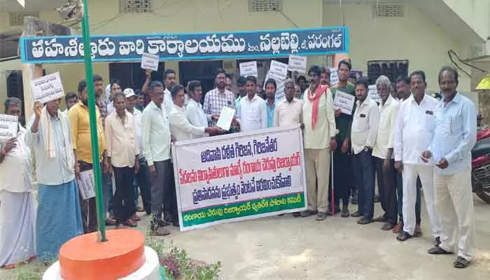 ప్రాజెక్ట్ ఆపండి..ప్రాణాలు కాపాడండి..: ముంపు బాధితులు