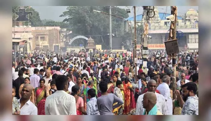 Srishailam : కార్తీక సోమవారం ఎఫెక్ట్.. శ్రీశైలానికి పోటెత్తిన భక్తులు