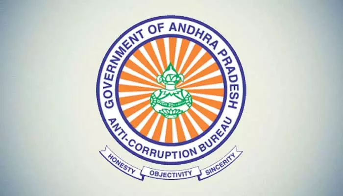 ACB Raids: లంచం తీసుకుంటూ ఏసీబీకి చిక్కిన సర్వేయర్.. రెడ్‌హ్యాండె‌డ్‌గా పట్టివేత