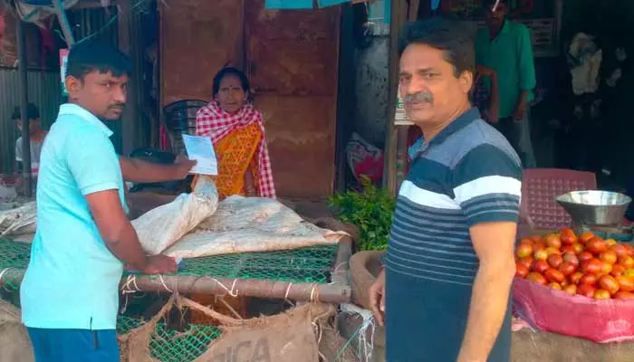 ఫైన్ రసీదు తీసుకుంటూ మహిశ మృతి..