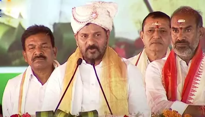 Revanth Reddy: కేసీఆర్ అసెంబ్లీకి రా తేల్చుకుందాం.. వేములవాడ సభలో సీఎం ఫైర్