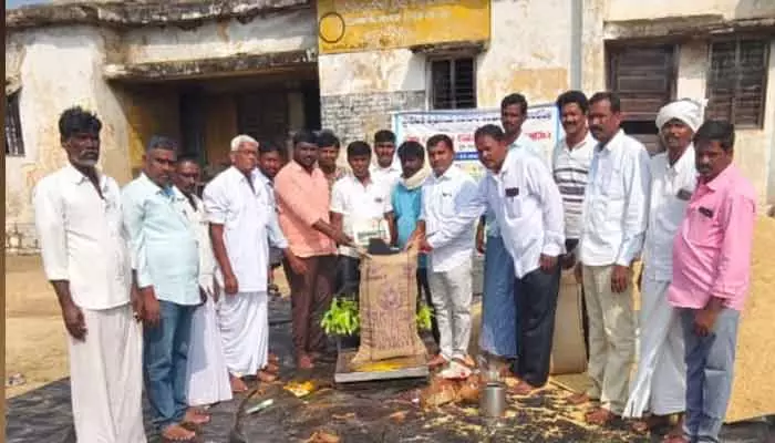 రైతులు వరి ధాన్యం కొనుగోలు కేంద్రంలో విక్రయించాలి.. పీఏసీఎస్ ఛైర్మెన్