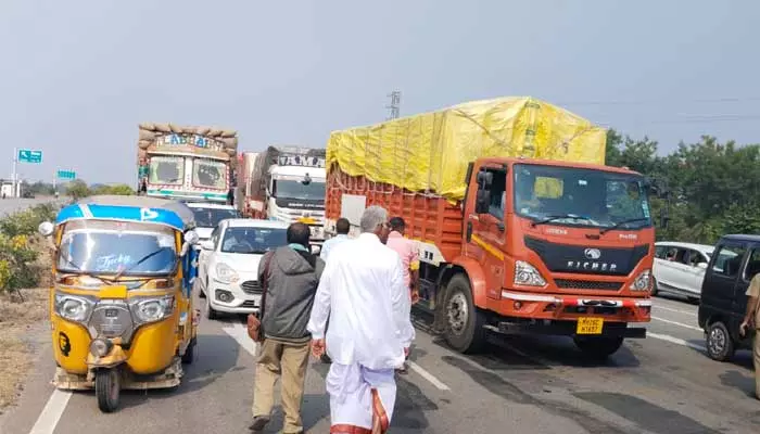 ధాన్యం కొనుగోలులో బస్తాకు ఐదు కిలోల తరుగు.. భగ్గుమన్న రైతన్నలు..