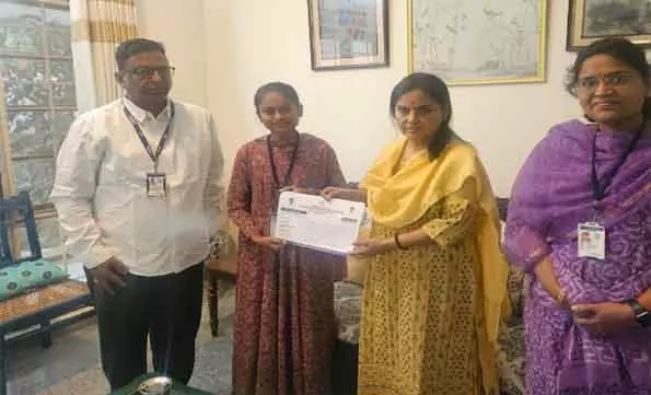 CS Shanthikumari : ఇంటింటి సర్వేలో వివరాలు నమోదు చేసిన సీఎస్ శాంతికుమారి