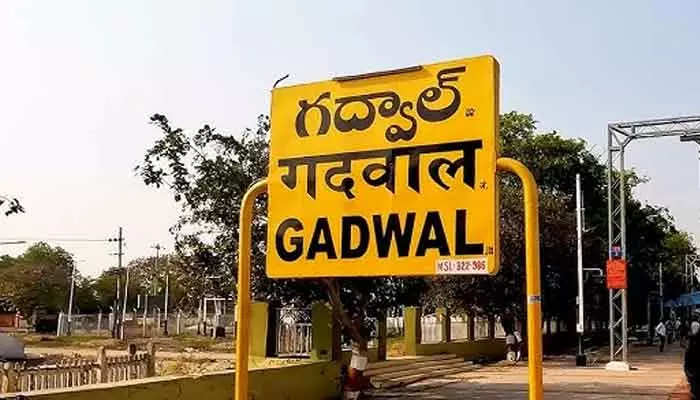 Gadwal: రామనుకున్నారా.. రాలేమనుకున్నారా.. పోలీసులకు ఓ లేబుల్ బ్యాచ్ అల్టిమేటం