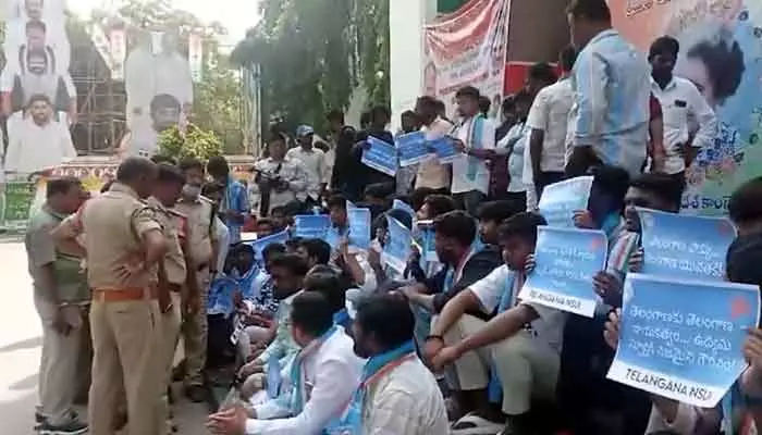 NSUI: గాంధీభవన్ ముందు తెలంగాణ కాంగ్రెస్ విద్యార్థి విభాగం ధర్నా