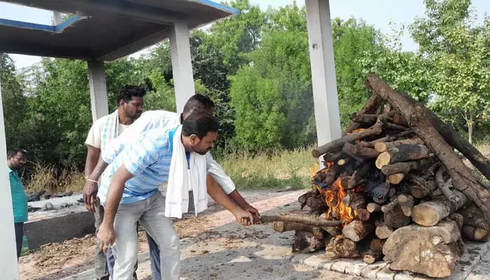 కన్నవాళ్ళు ఉన్న ..కడచూపుకు రాని వైనం..