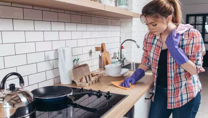 Kitchen Tips: కిచెన్‌లో నూనె మరకలను ఈ సింపుల్ చిట్కాలతో తొలగించుకోండి!