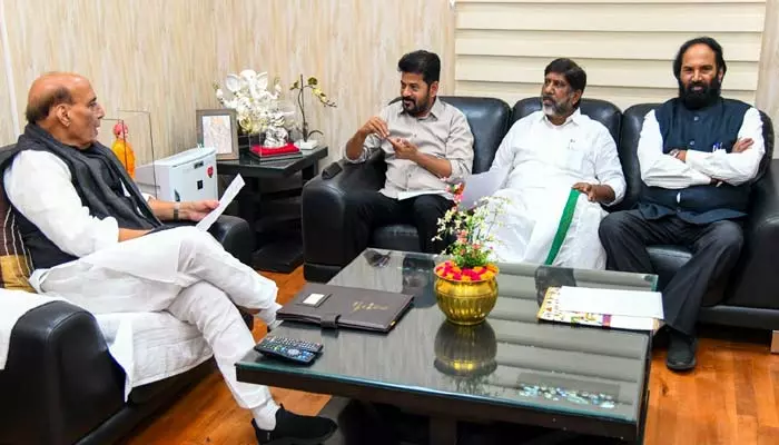 CM Revanth Reddy: రక్షణ శాఖ భూములు ఇవ్వండి.. రాజ్ నాథ్ సింగ్ తో సీఎం రేవంత్ రెడ్డి