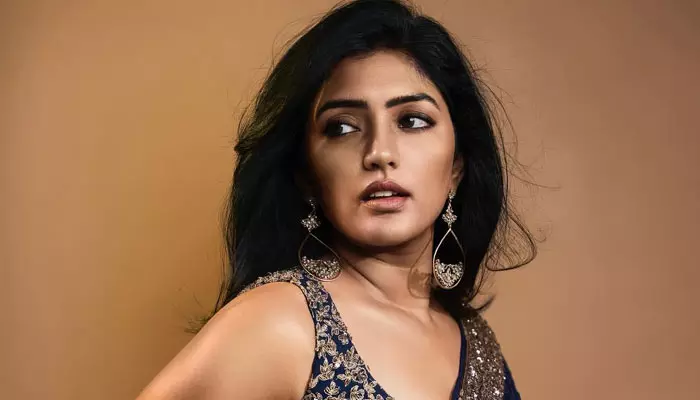 Eesha Rebba looks hot in saree