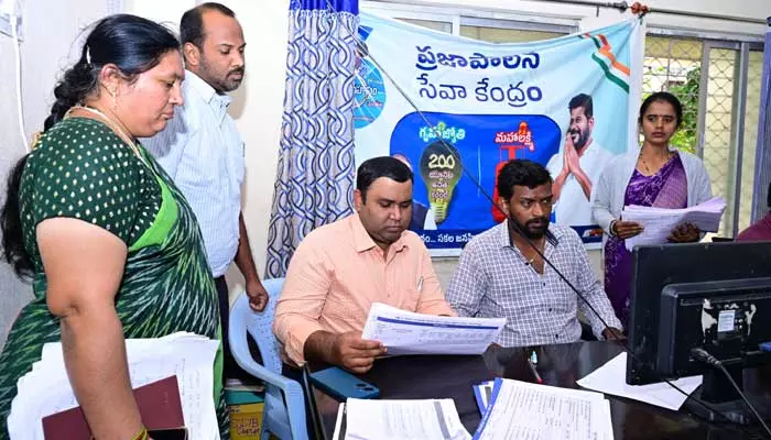 తప్పులు లేకుండా డేటా ఎంట్రీ పూర్తి చేయాలి : కలెక్టర్ రాహుల్ రాజ్