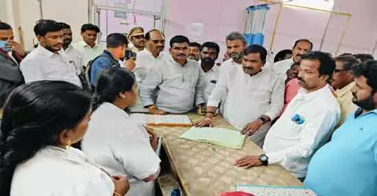 MLA Beerla Ilaiah Yadav : వైద్యుల నిర్లక్ష్యంపై ఎమ్మెల్యే ఆగ్రహం