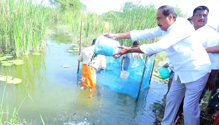 గంగపుత్రుల సంక్షేమానికి కాంగ్రెస్ కట్టుబడి ఉంది