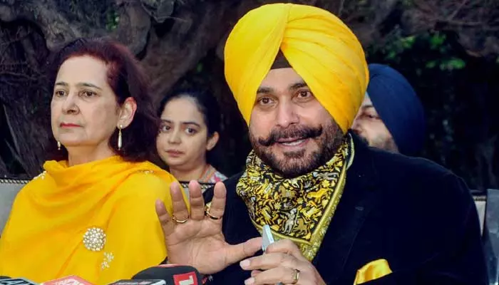 Navjot Singh Sidhu : సిద్ధూ భార్యకు రూ.850 కోట్ల లీగల్ నోటీసులు.. కారణమిదే..!