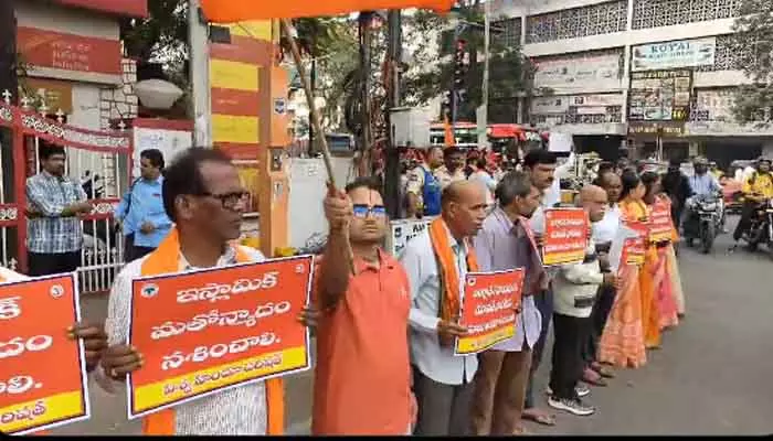 Bangla Hindus : బంగ్లా హిందువులకు మద్ధతుగా భారత్ లో ఆందోళనలు