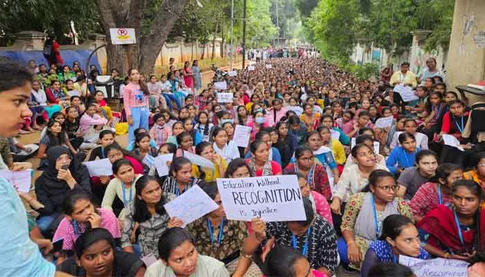 కోఠి మహిళా కళాశాలలో విద్యార్థుల ఆందోళన..