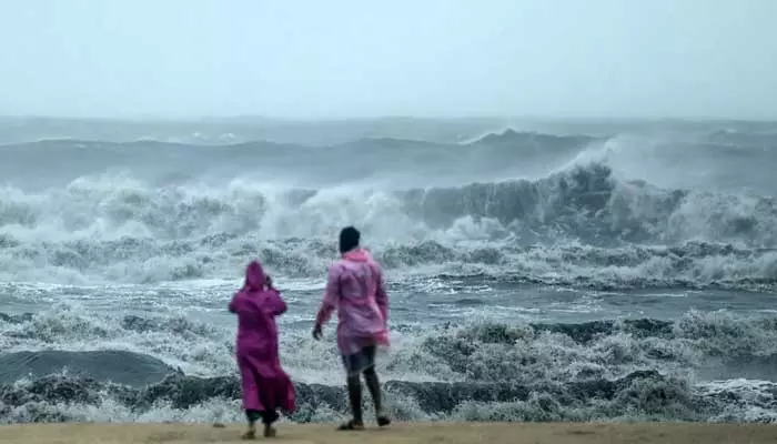 Chennai Rains: చెన్నైలో ఫెయింజల్ బీభత్సం.. ఏపీ, తెలంగాణలో అలర్ట్