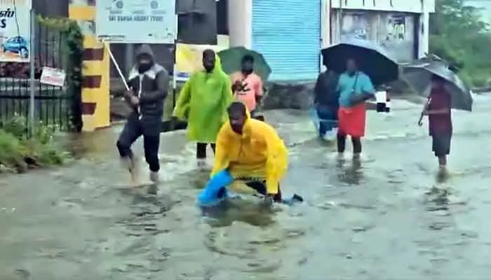 Cyclone: ఫెంగల్ తుఫాన్ ఎఫెక్ట్.. రోడ్లపై చేపలు పడుతున్న యువకులు