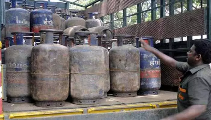 LPG Cylinder Price Hike: వినియోగదారులకు బిగ్ షాక్.. కమర్షియల్ గ్యాస్ సిలిండర్ ధర పెంపు..!