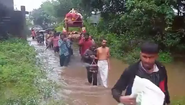 ఫెంగల్ తుపాను బీభత్సం.. అడుగు లోతు నీటిలోనే అంతిమ యాత్ర