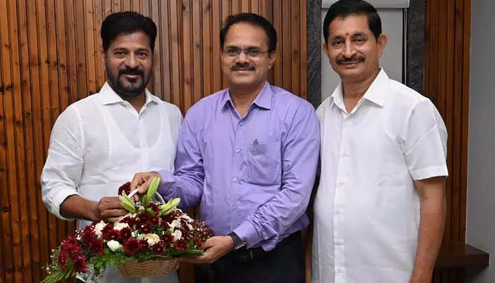 తెలంగాణ సీఎం రేవంత్ రెడ్డిని కలిసిన TGPSC చైర్మన్ బుర్రా వెంకటేశం