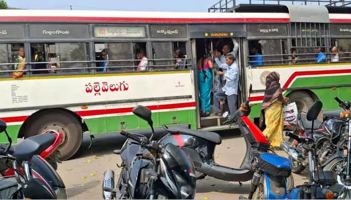 వేలాడితేనే గమ్యం చేరేది..