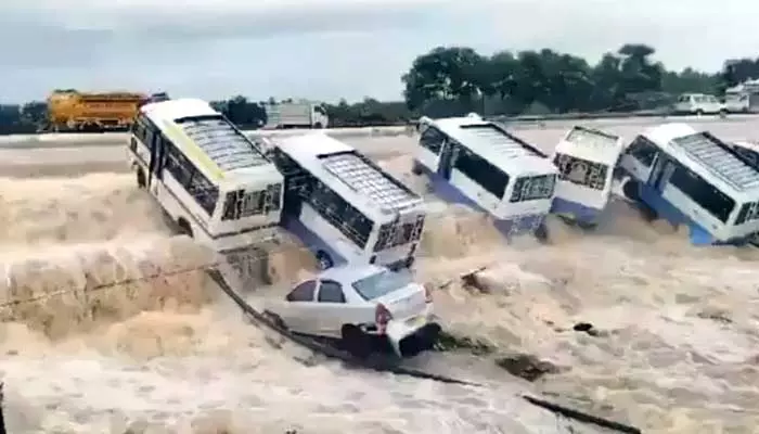 Fengal Cyclone : ఫెంగల్ తుఫాన్ ఎఫెక్ట్.. వరదల్లో కొట్టుకుపోయిన బస్సులు, కార్లు