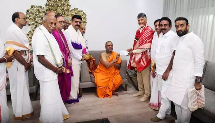 Amaravati: మంత్రాలయం పీఠాధిపతి ఔదార్యం.. అమరావతి నిర్మాణానికి రూ.50 లక్షల విరాళం