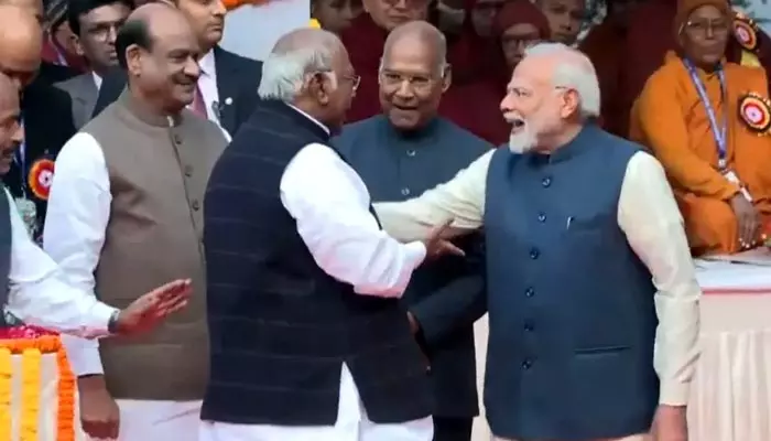 PM Modi, Kharge : ఖర్గే, మోడీ నవ్వులు! పార్లమెంట్ ఆవరణలో ఆసక్తికర సన్నివేశం వైరల్