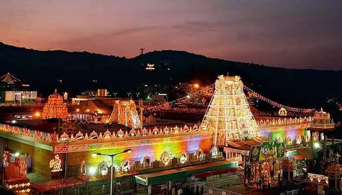 Tirumala Updates: తిరుమలలో తగ్గిన భక్తుల రద్దీ.. శ్రీవారి దర్శనానికి 8 గంటల సమయం