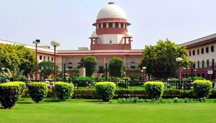 Supreme Court: సుప్రీం కోర్ట్ లో ఉద్యోగ అవకాశాలు.. జీతం, అర్హత వివరాలివే..!