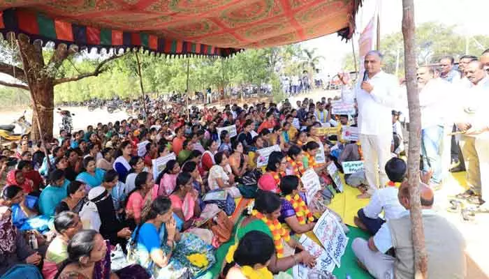 సమగ్ర శిక్ష ఉద్యోగుల రెగ్యులరైజేషన్ కోసం బీఆర్ఎస్ పార్టీ పోరాటం చేస్తుంది: హరీష్ రావు