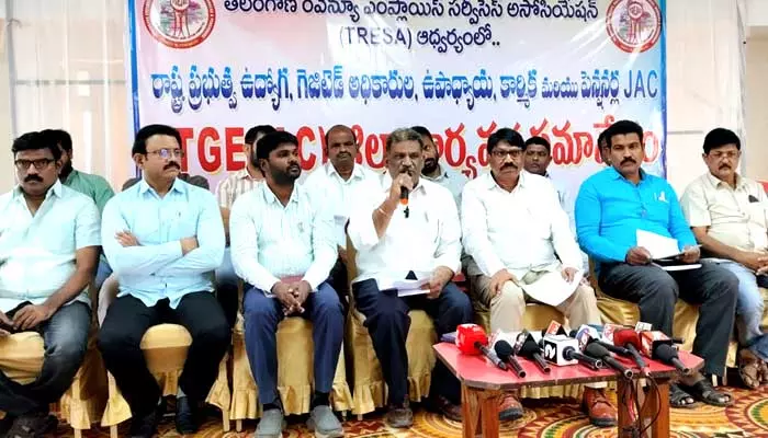 ప్రభుత్వ ఉద్యోగుల సమస్యలను పరిష్కరించాలి