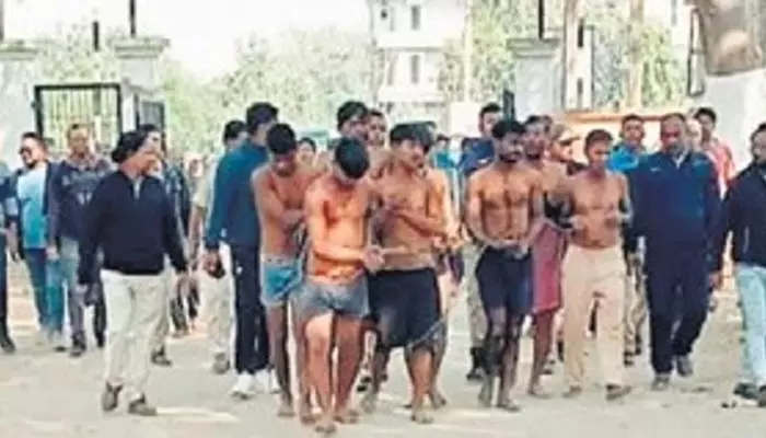 Naked Parade : పోలీసులు చూస్తుండగానే.. అర్ధనగ్నంగా 8 మంది కార్మికుల ఊరేగింపు