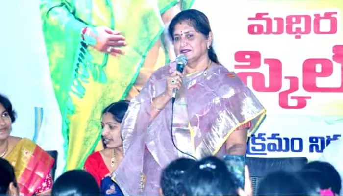 మహిళలు అన్ని రంగాల్లో రాణించాలి