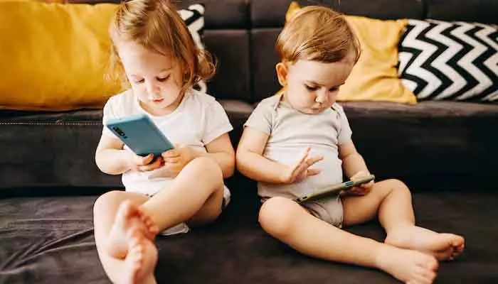 Smartphones Kids: పిల్లలు.. ఏ ఏజ్‌లో ఎంతసేపు మొబైల్ వాడాలి..?