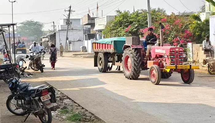 తుంగభద్ర ఖాళీ అవుతున్నా గంపెడు ఇసుక ఇవ్వరా..