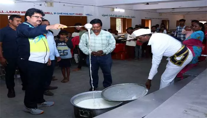 Yadadri Bhuvanagiri : సంక్షేమ హాస్టల్ లో అపరిశుభ్రతపై కలెక్టర్ ఆగ్రహం