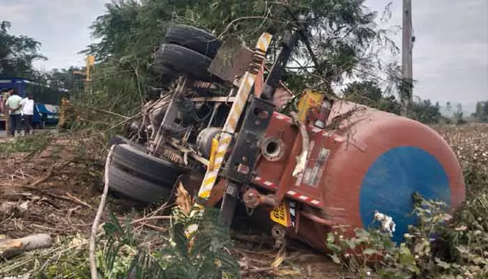 అదుపుతప్పి యాష్ ట్యాంకర్ బోల్తా..