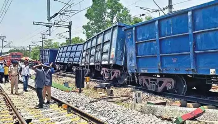 Goods train:అరకు పర్యాటకులకు షాక్.. పట్టాలు తప్పిన రైలు