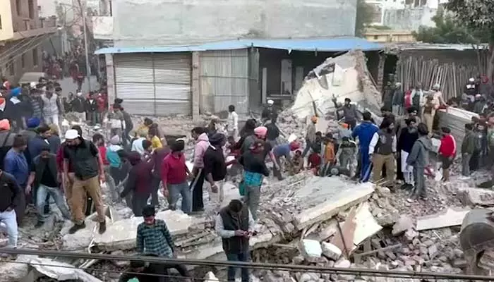 Building Collapse : కుప్పకూలిన మూడంతస్తుల భవనం